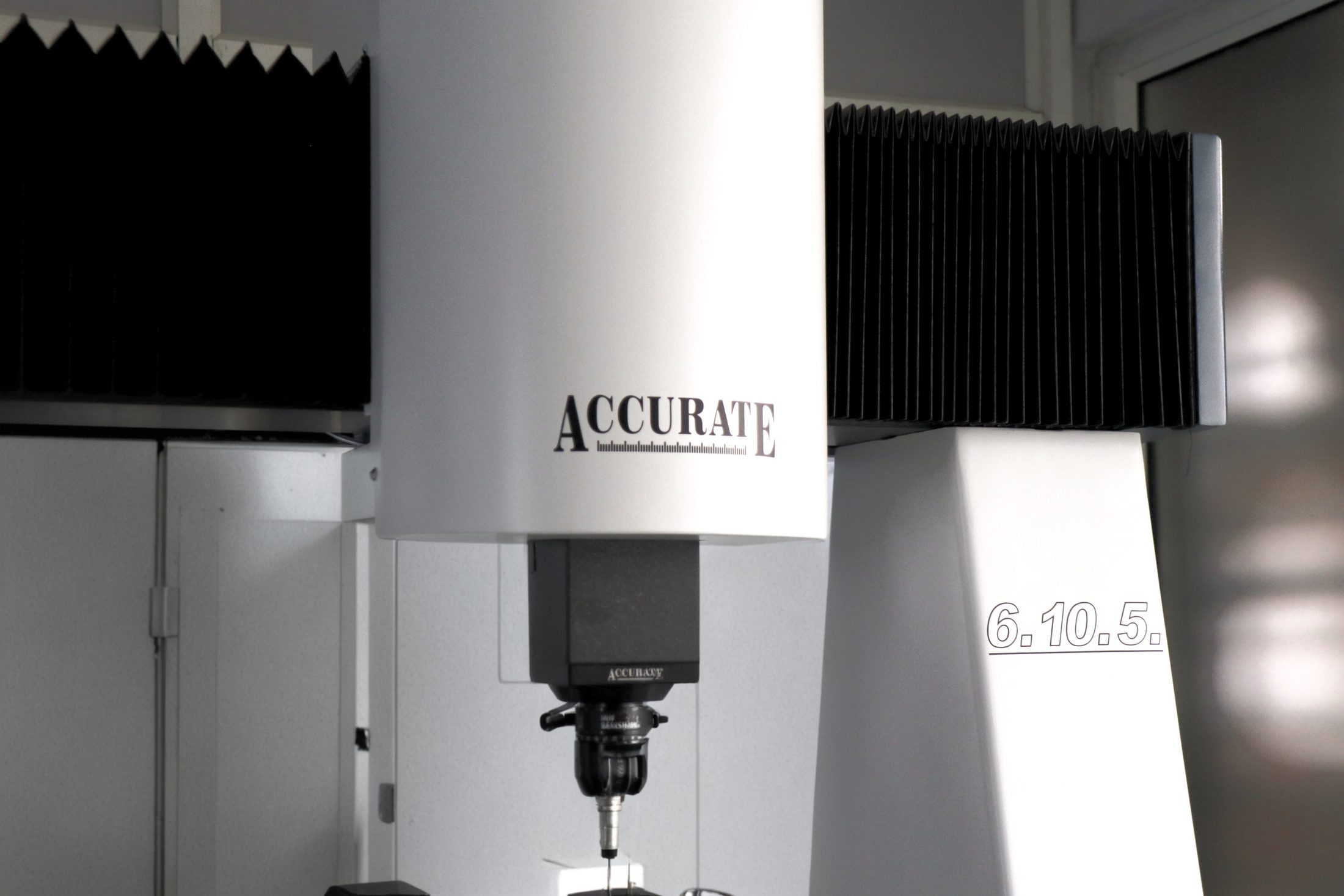 Coordinate measuring machine with a Renishaw probe in the inspection room